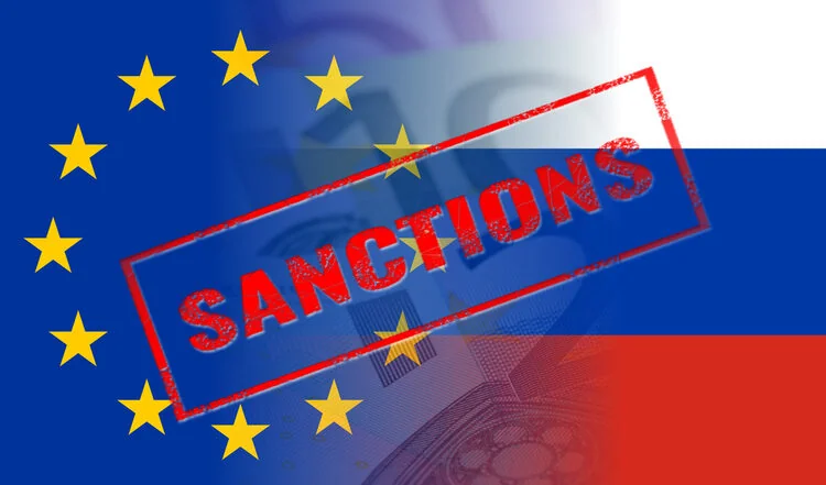 Санкції проти РФ: червоний штамп SANCTIONS на прапорі ЄС і Росії