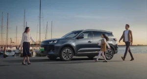 Сімя біля Chery Tiggo 7 Plug-in Hybrid на причалі з яхтами