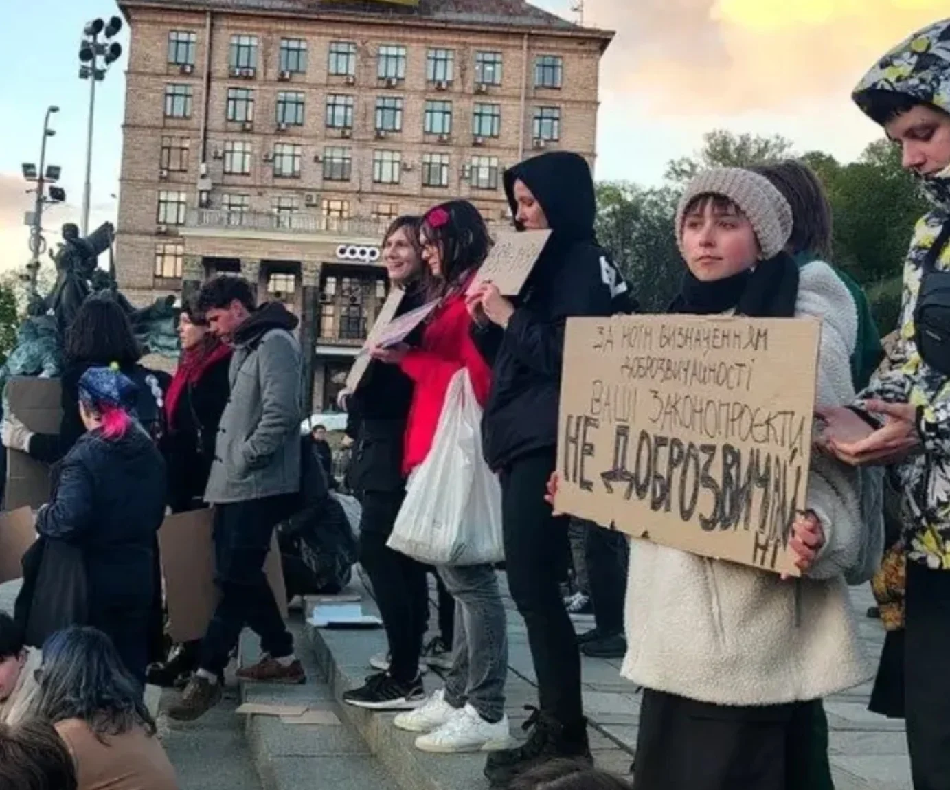 Протестувальники з плакатами «За відкритість» та «Не доброзвичайність» біля урядової будівлі