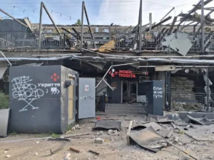 Пошкоджене відділення Нової пошти в Словянську після атаки дрона РФ