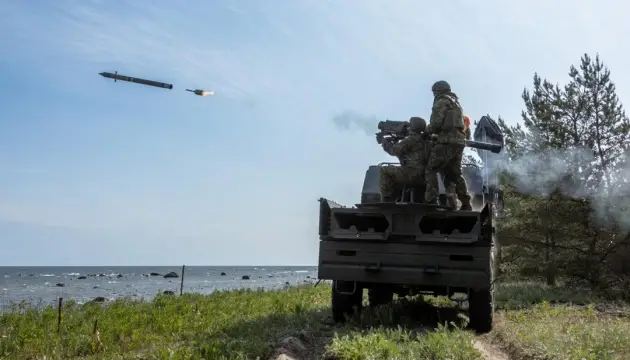 Естонські військові запускають ракету для збиття дрона над Балтією під час тривоги