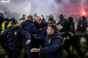 Легендарний тренер Нанта оточений розлюченими фанатами на полі стадіону