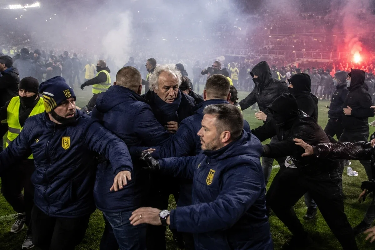Легендарний тренер Нанта оточений розлюченими фанатами на полі стадіону