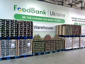 Склад FoodBank Ukraine з палетами продуктів для фудбанкінгу