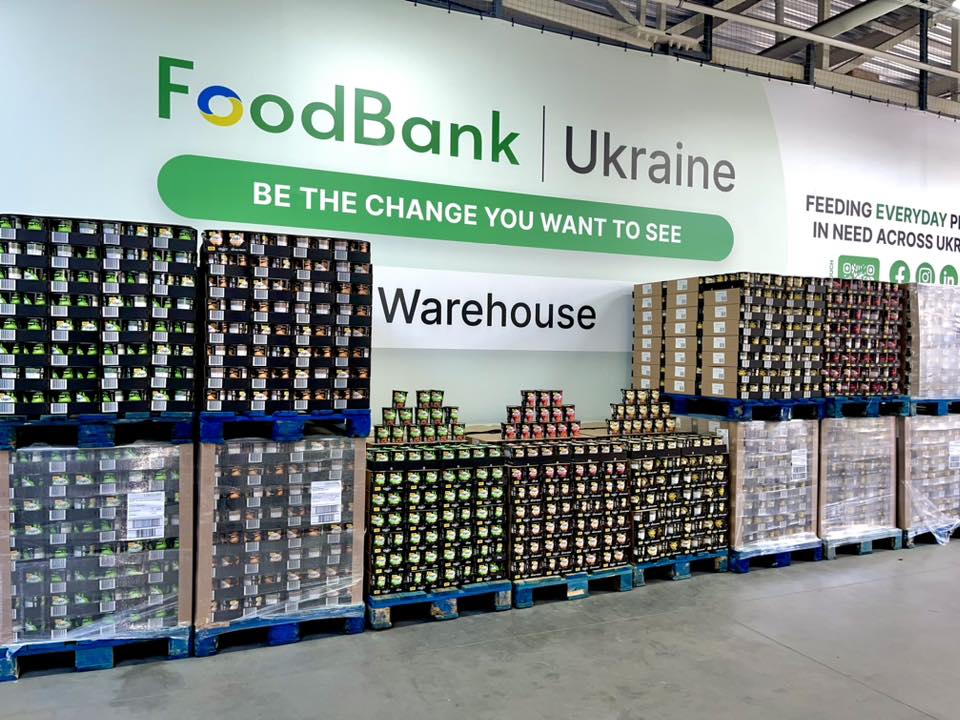 Склад FoodBank Ukraine з палетами продуктів для фудбанкінгу