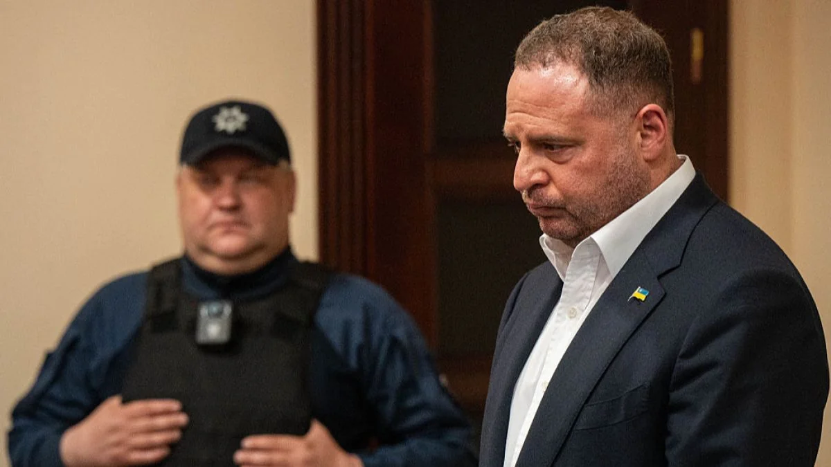 Андрій Єрмак у костюмі з охоронцем після внесення застави 140 мільйонів