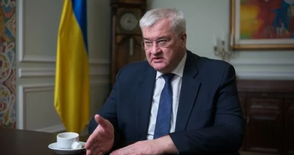 Андрій Сибіга в кабінеті з прапором України коментує ноти щодо ударів 9 травня