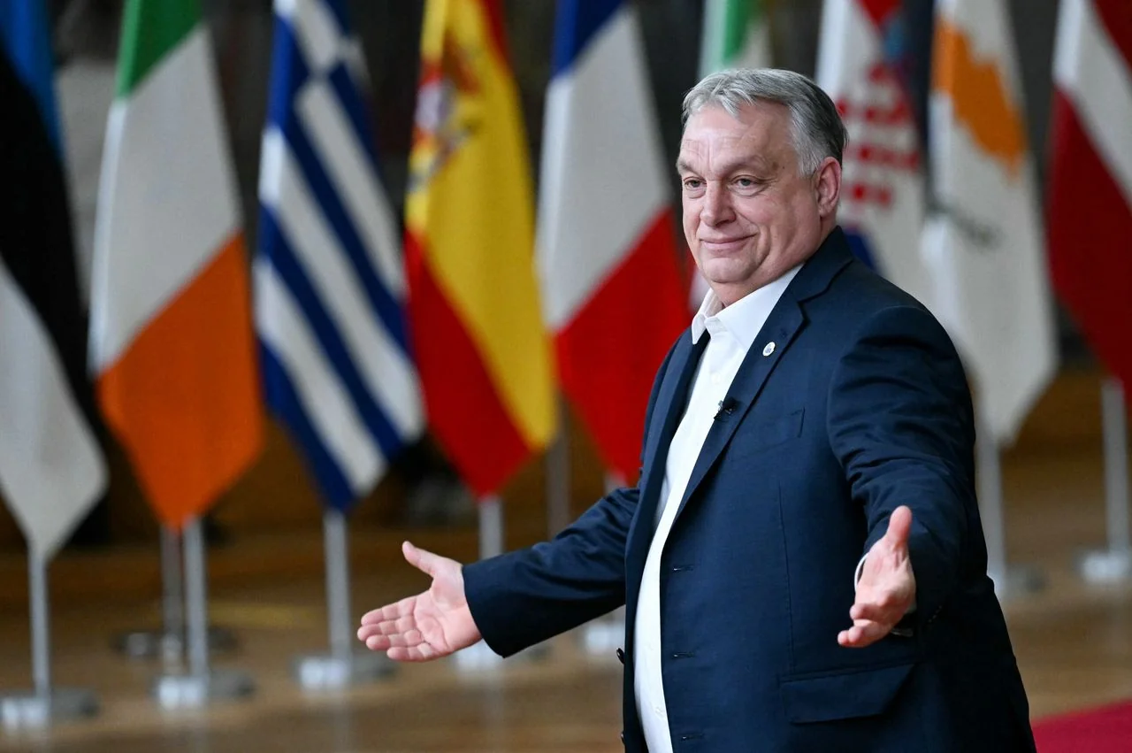 Віктор Орбан жестами звертається на тлі прапорів європейських країн