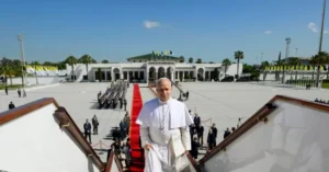 Папа Лев XIV на площі Святого Петра з українськими прапорами під час аудієнції
