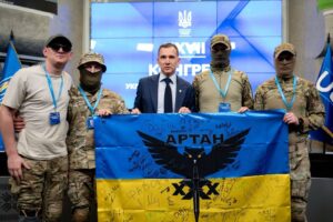 Віктор Торкотюк та бійці Артан з прапором підрозділу на відкритті хабу