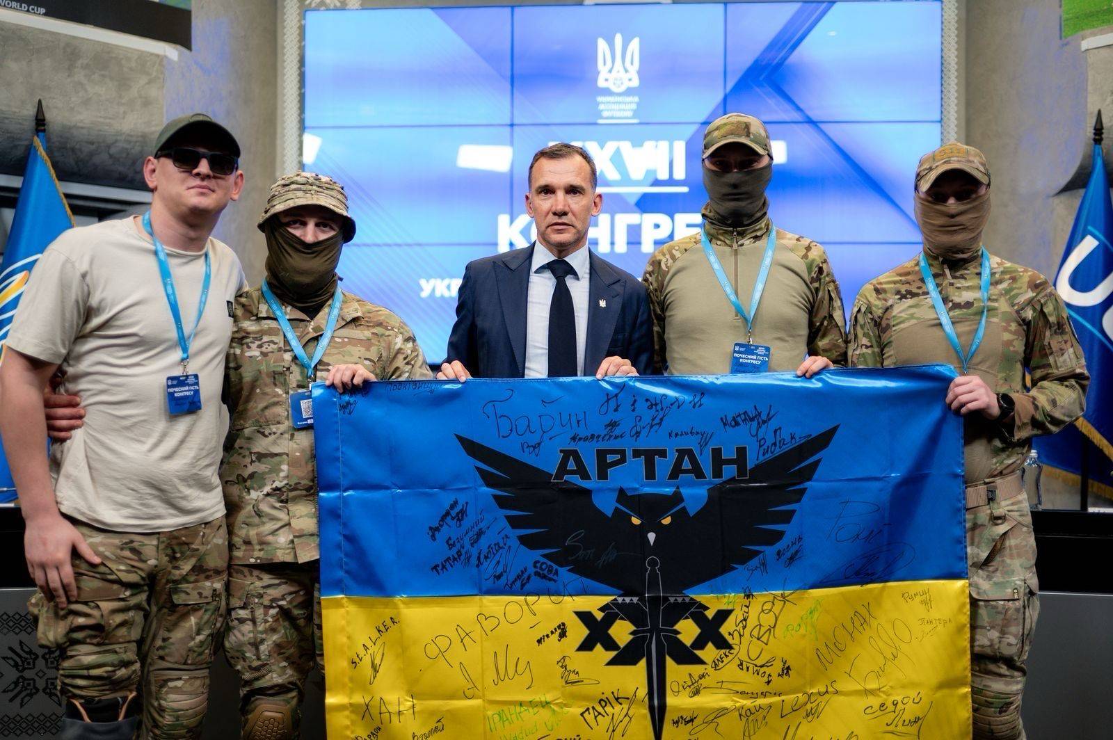Віктор Торкотюк та бійці Артан з прапором підрозділу на відкритті хабу