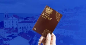 Португальський паспорт на тлі архітектури, символ 10-річного терміну громадянства для українців.
