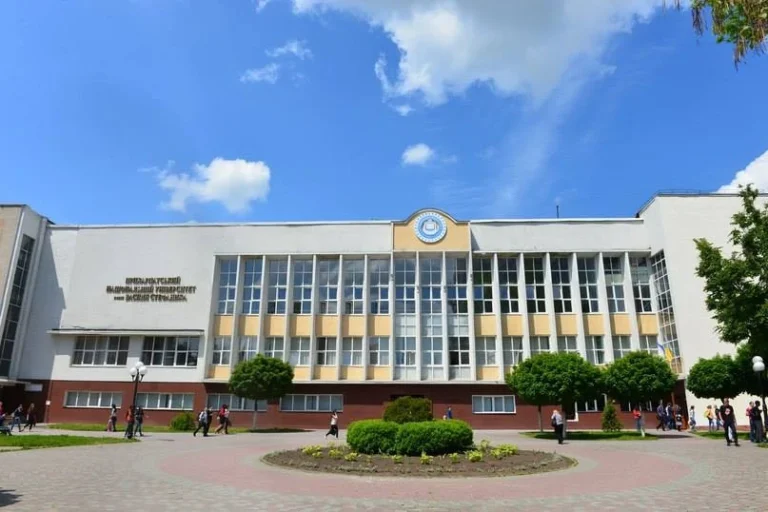 Прикарпатський університет: від учительських коренів до карпатських вершин знань