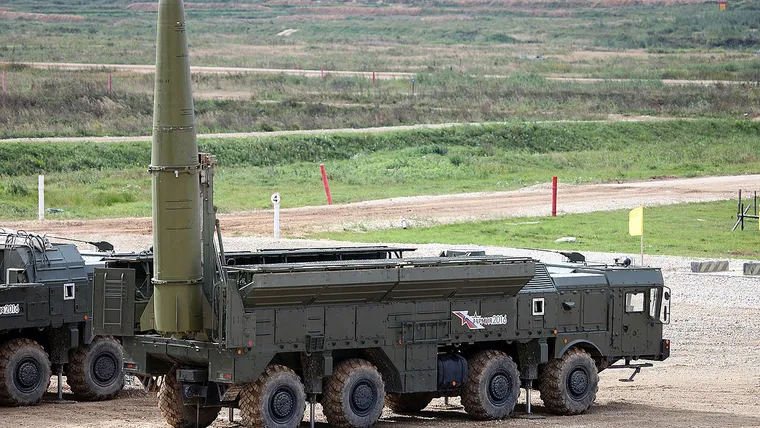 Ракетні комплекси «Орешник» і «Сармат» на пускових установках на полігоні