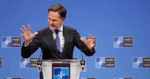 Марк Рютте виступає за трибуною НАТО перед самітом в Анкарі