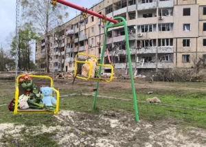 Пошкоджений дитячий майданчик у Херсоні після обстрілу з квітами на гойдалках