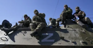 Російські військові на танку з символом Z під час перемиря для ротацій