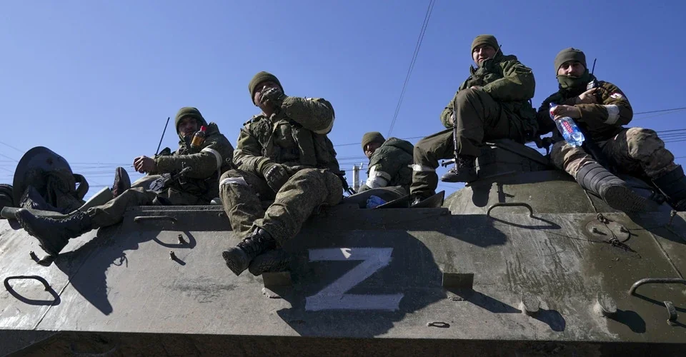 Російські військові на танку з символом Z під час перемиря для ротацій