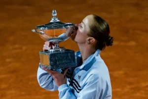 Еліна Світоліна цілує трофей після перемоги на турнірі WTA 1000 у Римі