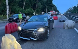 Пошкоджений Lexus на місці смертельної ДТП на блокпосту в Києві