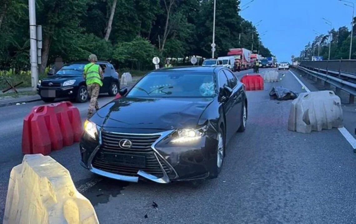 Пошкоджений Lexus на місці смертельної ДТП на блокпосту в Києві