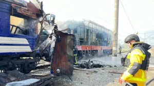 Пошкоджений електровоз після удару по залізниці в Запоріжжі
