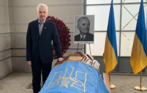 Труна Андрія Мельника під прапором України з портретом лідера ОУН на церемонії перепоховання