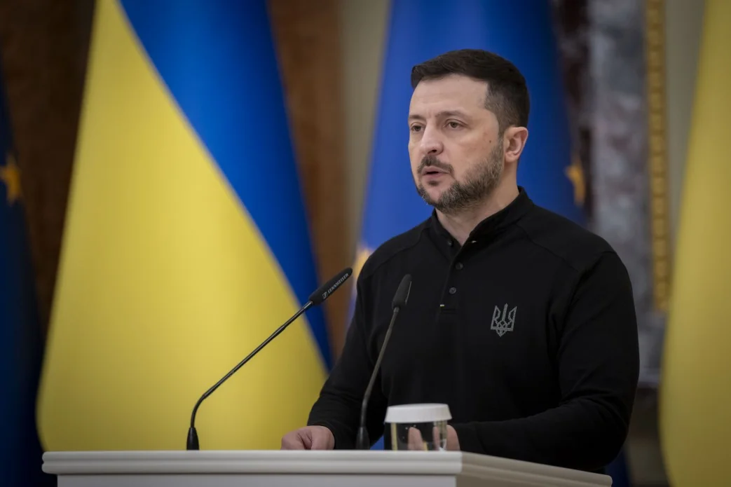 Володимир Зеленський анонсує ротацію кадрів у Кабміні за трибуною з прапорами України