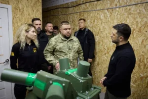 Зеленський оглядає систему ППО під час наради з військовими на кордоні