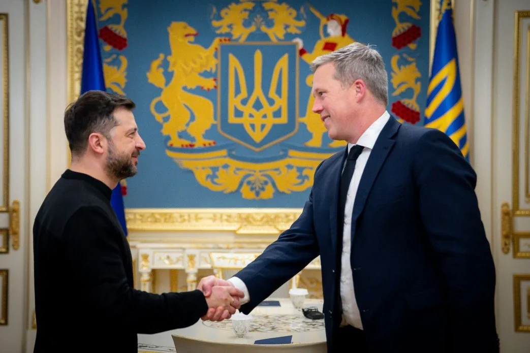 Володимир Зеленський потискає руку Петеру Мадяру на тлі прапорів України та Угорщини