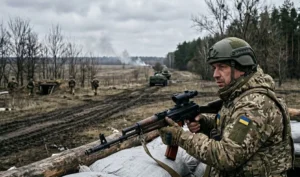 Боєць ЗСУ прицілюється з позиції під час весняного наступу РФ на фронті