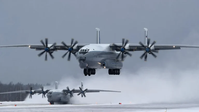 Ан-22 «Антей» — найбільший турбогвинтовий транспортний літак в історії