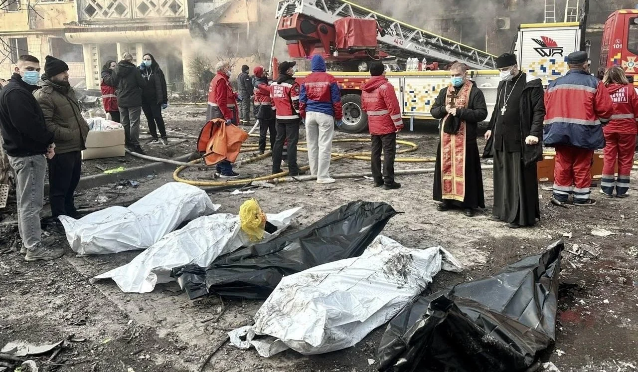 Наслідки атаки на Київ: тіла загиблих, рятувальники та священник на місці
