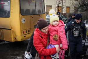Мати з дитиною під час примусової евакуації в Донеччині
