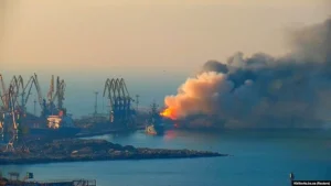 Палаюче російське судно в порту Маріуполя після атаки дронів