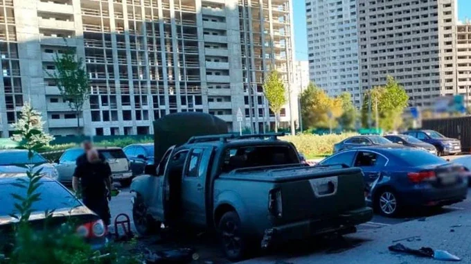 Пошкоджений пікап після вибуху на парковці в Коньково в Москві