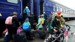 Евакуація жителів прикордонних сіл Чернігівщини: люди з речами сідають у потяг