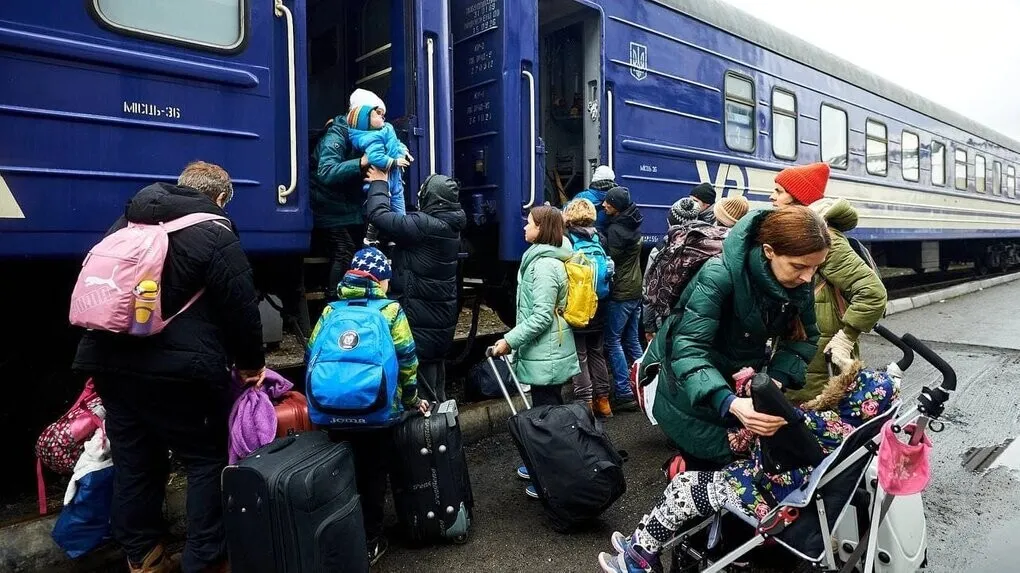 Евакуація жителів прикордонних сіл Чернігівщини: люди з речами сідають у потяг