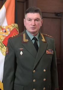 Генерал РФ Олександр Лапін у парадній військовій формі на тлі прапорів