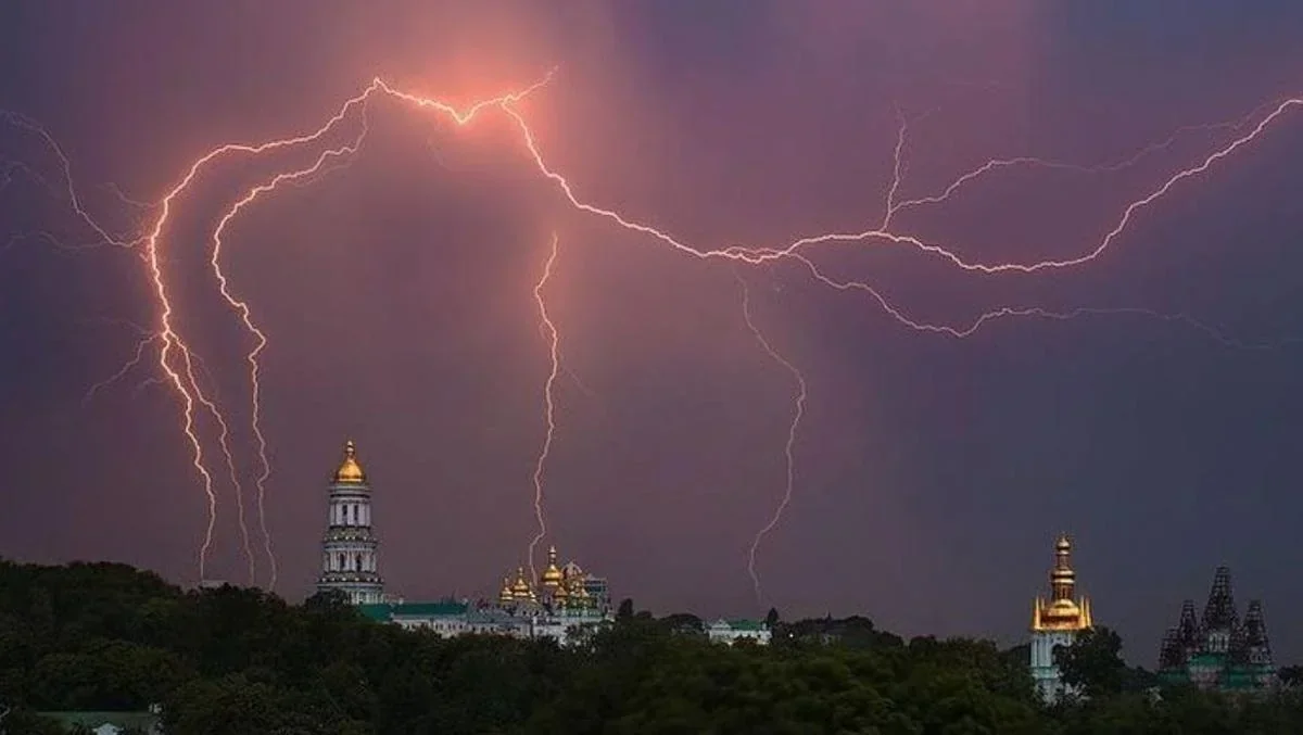 Блискавки над золотими куполами Києва під час грози в Україні