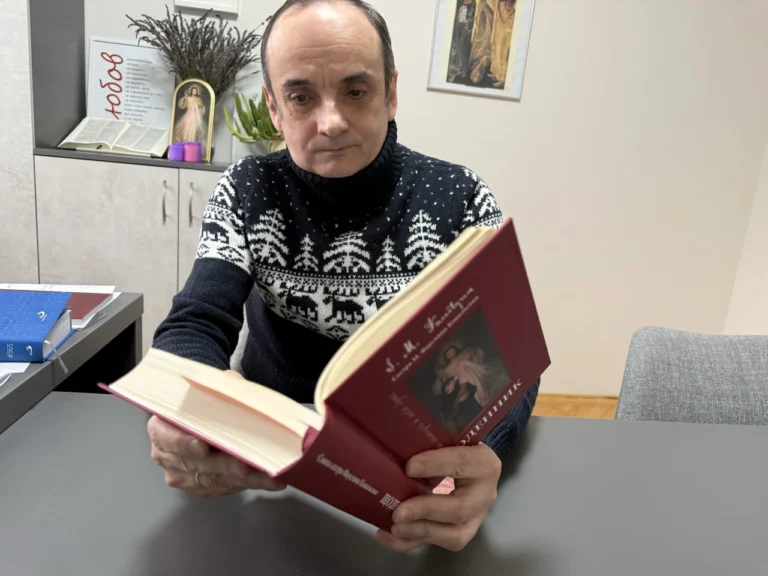 Яку книгу читав Василь у церкві