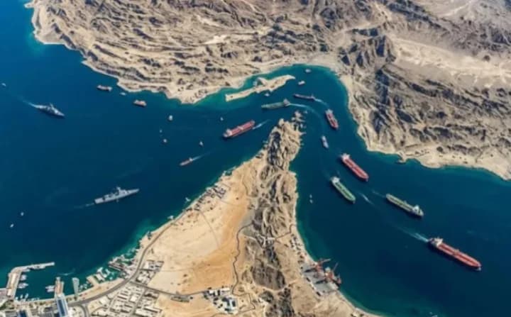 Ормузька протока з вантажними суднами та військовими кораблями