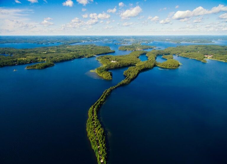 Країна тисячі озер: Фінляндія, де вода формує характер нації