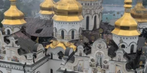 Поврежденный Успенский собор Киево-Печерской лавры с обгоревшей крышей после удара