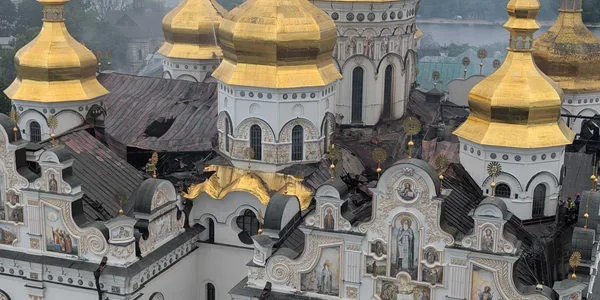 Пошкоджений Успенський собор Києво-Печерської лаври з обгорілим дахом після удару