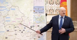 Олександр Лукашенко вказує на карту України під час заяви про завершення війни