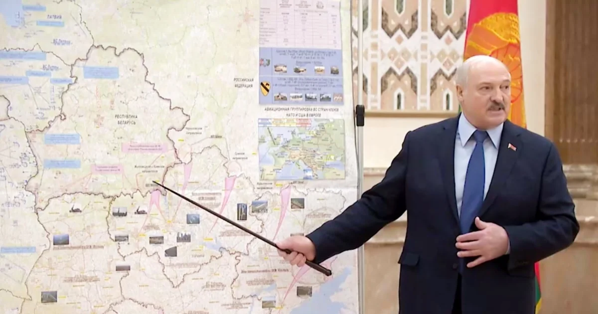 Олександр Лукашенко вказує на карту України під час заяви про завершення війни