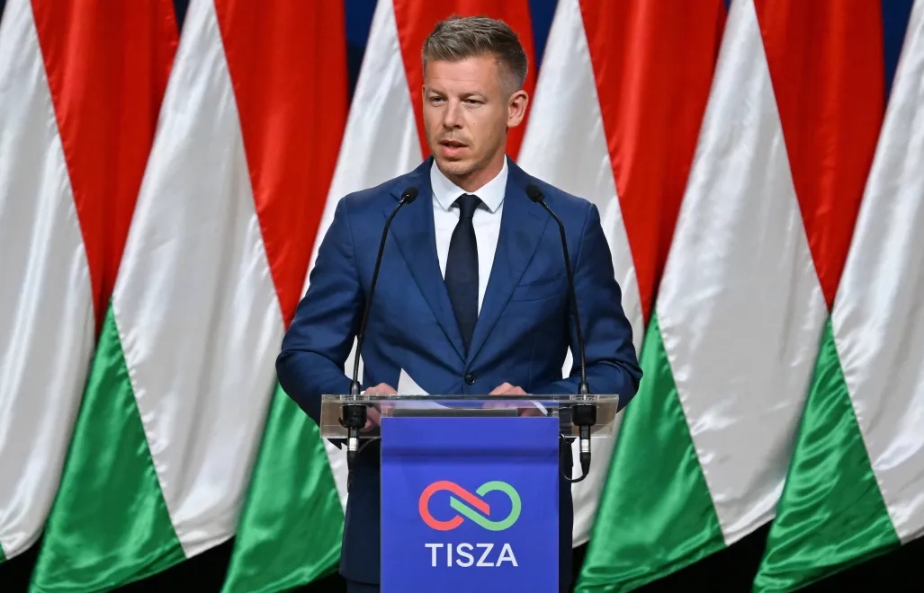 Петер Мадяр на трибуні з угорськими прапорами пропонує переговори України з РФ