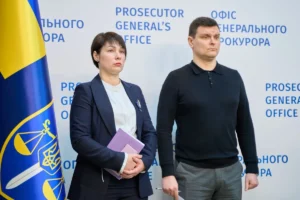 Представники Офісу генпрокурора під час розслідування захоплення інкасаторів Ощадбанку