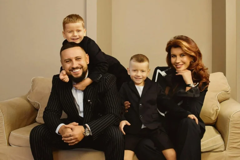 Монатик дружина: Ірина Демічева та їхня родина з трьома синами